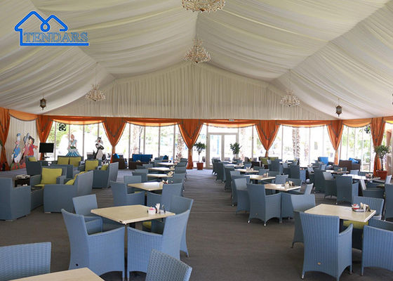 Tenda de bodas de aluminio de lujo con mesas y sillas.