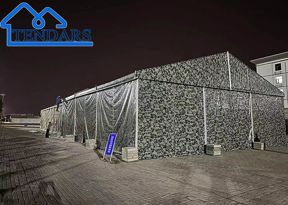 Tienda de canvas aislada y impermeable verde para viajes al aire libre