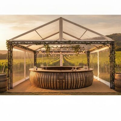 Carpa para fiestas de viñedos con mostrador de degustación integrado, duela de barril rústico, estética y paneles de PVC transparentes con vista al viñedo